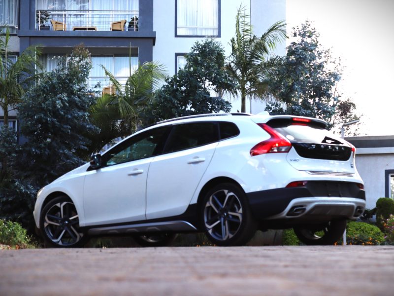 ⚪ 2019 VOLVO V40 CROSS COUNTRY – WHITE | 2000CC DIESEL • AWD-INSPIRED TOUGHNESS • PREMIUM SCANDINAVIAN HATCHBACK