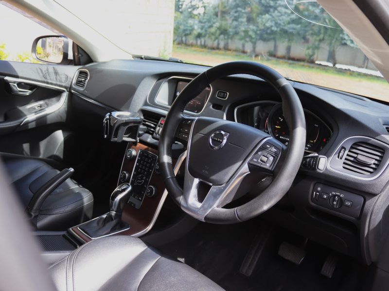 🚗 2019 VOLVO V40 T3 – 1500CC PETROL TURBO • LUXURY • MOONROOF