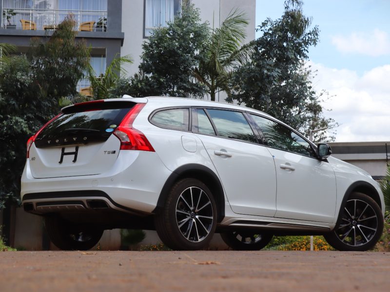 🚗 2018 VOLVO V60 CROSS COUNTRY – 2000CC PETROL TURBO • AWD • LUXURY WAGON