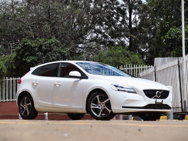 🚗 2020 VOLVO V40 D4 – WHITE • 2000CC DIESEL • PREMIUM HATCHBACK