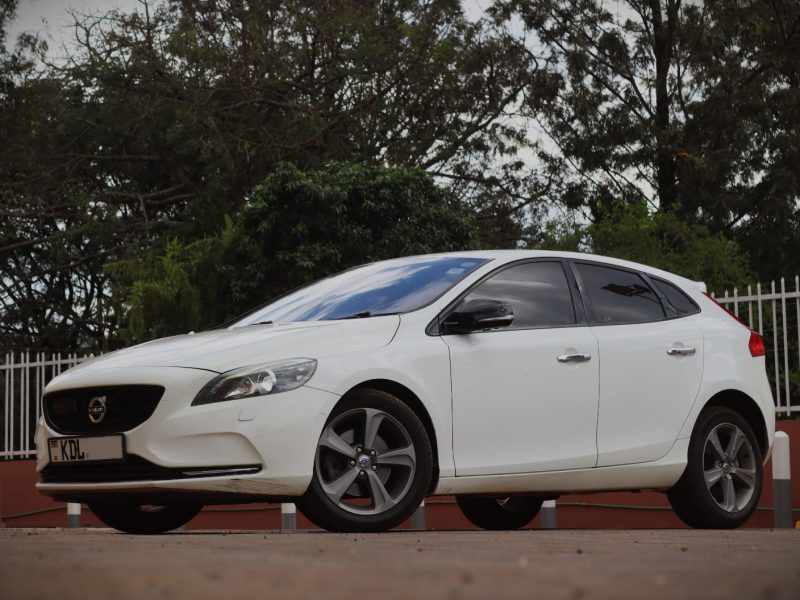 🚗 2016 VOLVO V40 T4 – WHITE • 2000CC TURBO • SPORTY LUXURY HATCHBACK