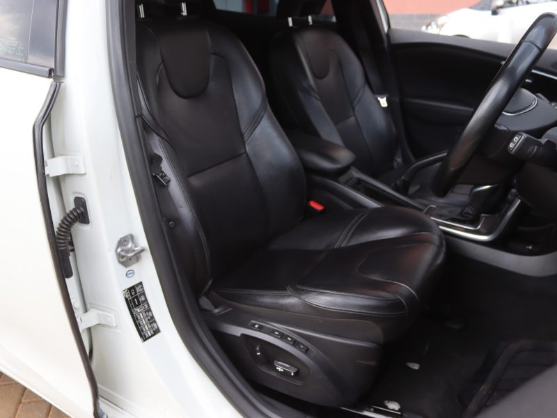 🚗 2016 VOLVO V40 T4 – WHITE • 2000CC TURBO • SPORTY LUXURY HATCHBACK