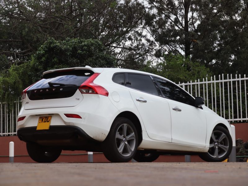 🚗 2016 VOLVO V40 T4 – WHITE • 2000CC TURBO • SPORTY LUXURY HATCHBACK