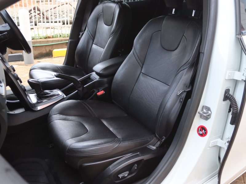 🚗 2016 VOLVO V40 T4 – WHITE • 2000CC TURBO • SPORTY LUXURY HATCHBACK