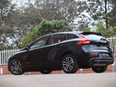 π 2020 VOLVO V40 T3 β BLACK β’ 1500CC TURBO PETROL β’ PREMIUM HATCHBACK β’ SCANDINAVIAN LUXURY