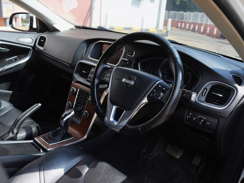 🚗 2015 VOLVO V40 T4 – 1600CC PETROL TURBO • PREMIUM HATCHBACK • SCANDINAVIAN LUXURY