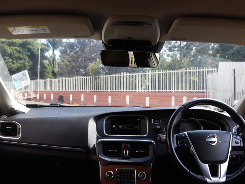 🚗 2015 VOLVO V40 T4 – 1600CC PETROL TURBO • PREMIUM HATCHBACK • SCANDINAVIAN LUXURY