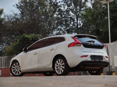 🚗 2015 VOLVO V40 T4 – 1600CC PETROL TURBO • PREMIUM HATCHBACK • SCANDINAVIAN LUXURY