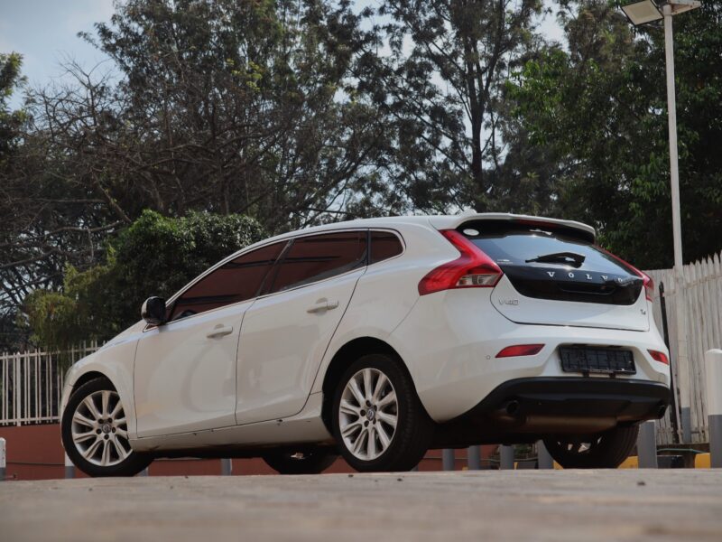 🚗 2015 VOLVO V40 T4 – 1600CC PETROL TURBO • PREMIUM HATCHBACK • SCANDINAVIAN LUXURY