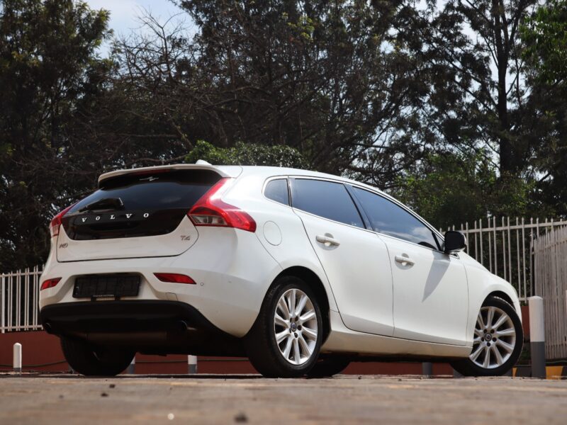 🚗 2015 VOLVO V40 T4 – 1600CC PETROL TURBO • PREMIUM HATCHBACK • SCANDINAVIAN LUXURY
