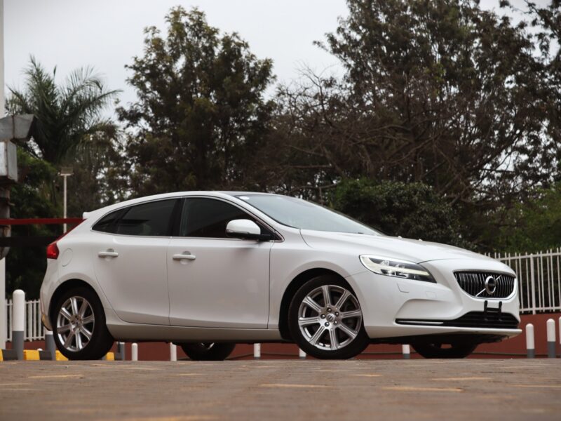 🚗 2020 VOLVO V40 T3 INSCRIPTION – ELEGANT WHITE • 1500CC TURBO PETROL • MOONROOF • PREMIUM HATCHBACK