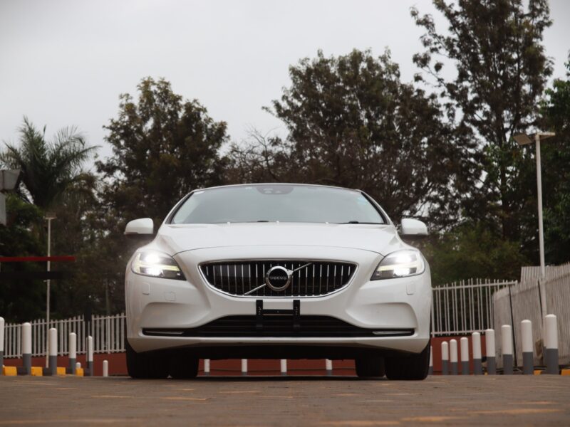 🚗 2020 VOLVO V40 T3 INSCRIPTION – ELEGANT WHITE • 1500CC TURBO PETROL • MOONROOF • PREMIUM HATCHBACK