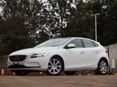 🚗 2020 VOLVO V40 T3 INSCRIPTION – ELEGANT WHITE • 1500CC TURBO PETROL • MOONROOF • PREMIUM HATCHBACK