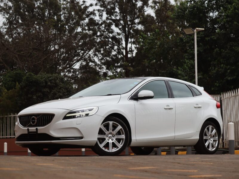 🚗 2020 VOLVO V40 T3 INSCRIPTION – ELEGANT WHITE • 1500CC TURBO PETROL • MOONROOF • PREMIUM HATCHBACK
