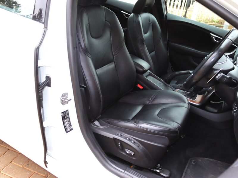 🚗 2020 VOLVO V40 T3 INSCRIPTION – ELEGANT WHITE • 1500CC TURBO PETROL • MOONROOF • PREMIUM HATCHBACK