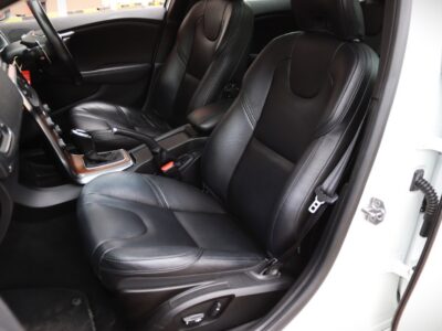 🚗 2020 VOLVO V40 T3 INSCRIPTION – ELEGANT WHITE • 1500CC TURBO PETROL • MOONROOF • PREMIUM HATCHBACK