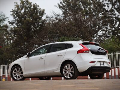 🚗 2020 VOLVO V40 T3 INSCRIPTION – ELEGANT WHITE • 1500CC TURBO PETROL • MOONROOF • PREMIUM HATCHBACK