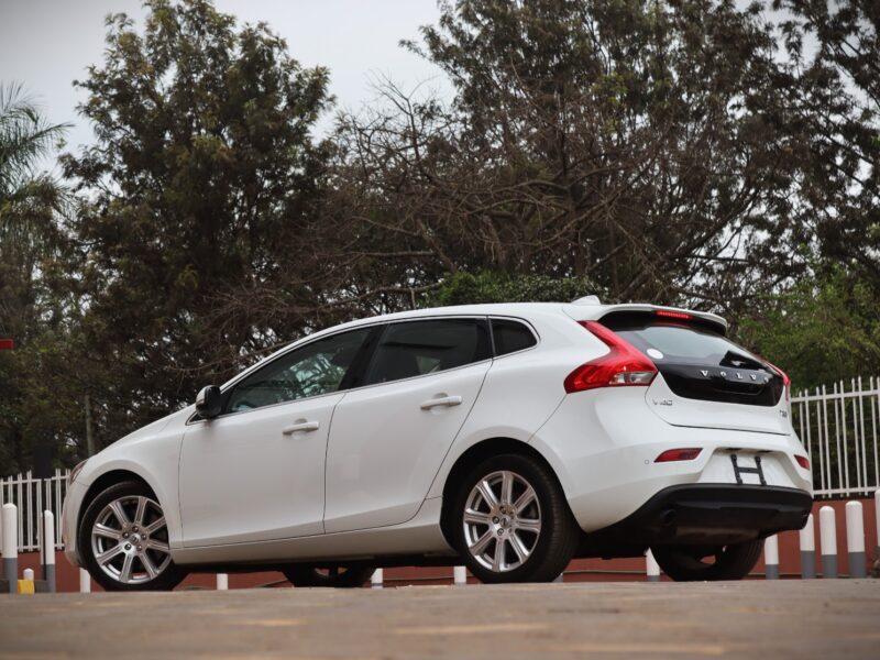 🚗 2020 VOLVO V40 T3 INSCRIPTION – ELEGANT WHITE • 1500CC TURBO PETROL • MOONROOF • PREMIUM HATCHBACK