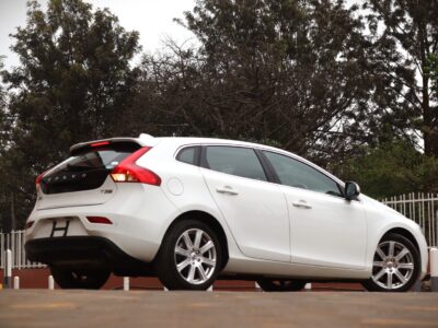🚗 2020 VOLVO V40 T3 INSCRIPTION – ELEGANT WHITE • 1500CC TURBO PETROL • MOONROOF • PREMIUM HATCHBACK