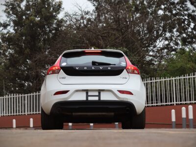 🚗 2020 VOLVO V40 T3 INSCRIPTION – ELEGANT WHITE • 1500CC TURBO PETROL • MOONROOF • PREMIUM HATCHBACK