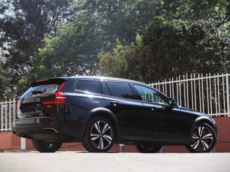 🚗 2020 VOLVO V60 CROSS COUNTRY – 2000CC TURBO PETROL • PREMIUM AWD ESTATE