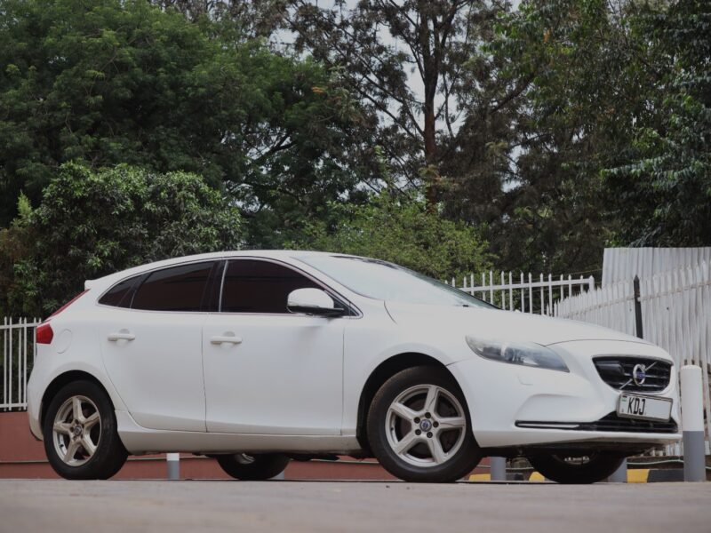🚗 2015 VOLVO V40 T4 – WHITE • 1600CC TURBO PETROL • PREMIUM HATCHBACK