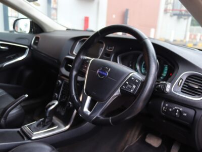 🚗 2015 VOLVO V40 T4 – WHITE • 1600CC TURBO PETROL • PREMIUM HATCHBACK