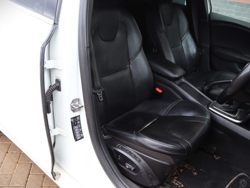 🚗 2015 VOLVO V40 T4 – WHITE • 1600CC TURBO PETROL • PREMIUM HATCHBACK