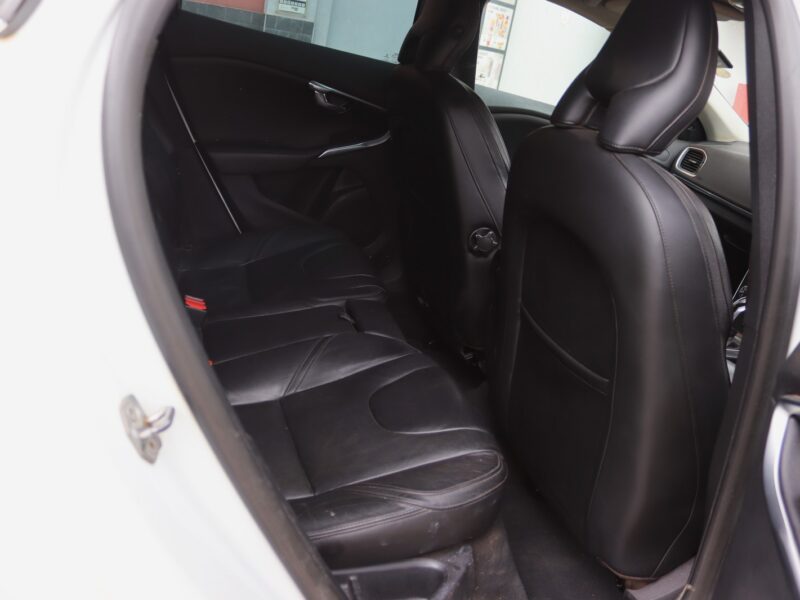 🚗 2015 VOLVO V40 T4 – WHITE • 1600CC TURBO PETROL • PREMIUM HATCHBACK