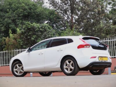 π 2015 VOLVO V40 T4 β WHITE β’ 1600CC TURBO PETROL β’ PREMIUM HATCHBACK