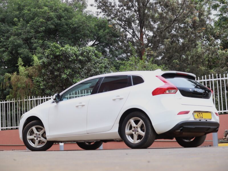 🚗 2015 VOLVO V40 T4 – WHITE • 1600CC TURBO PETROL • PREMIUM HATCHBACK
