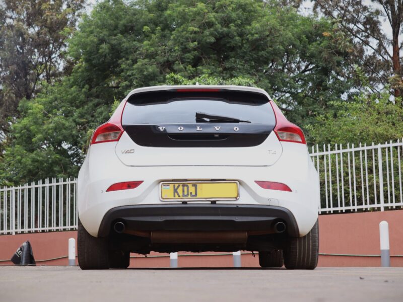 🚗 2015 VOLVO V40 T4 – WHITE • 1600CC TURBO PETROL • PREMIUM HATCHBACK