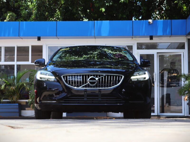 2020 Volvo V40 D4 Inscription – 2000CC Diesel Turbo | Elegant Black