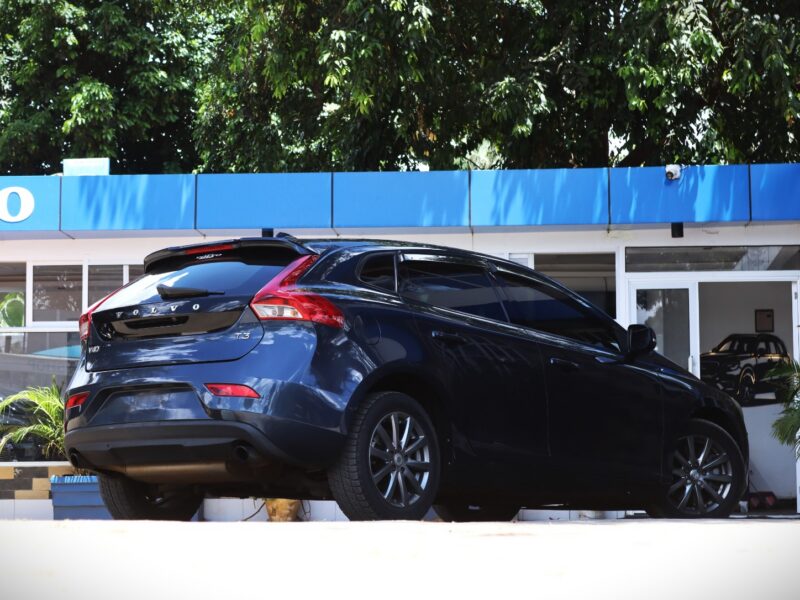2017 Volvo V40 T3 – 1500CC Turbo Petrol | Elegant Blue